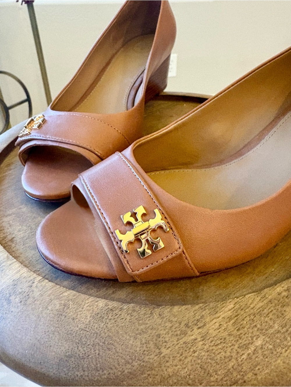 Tory Burch KIRA Tan Open-Toe Heels with Gold Logo Sandals 7M